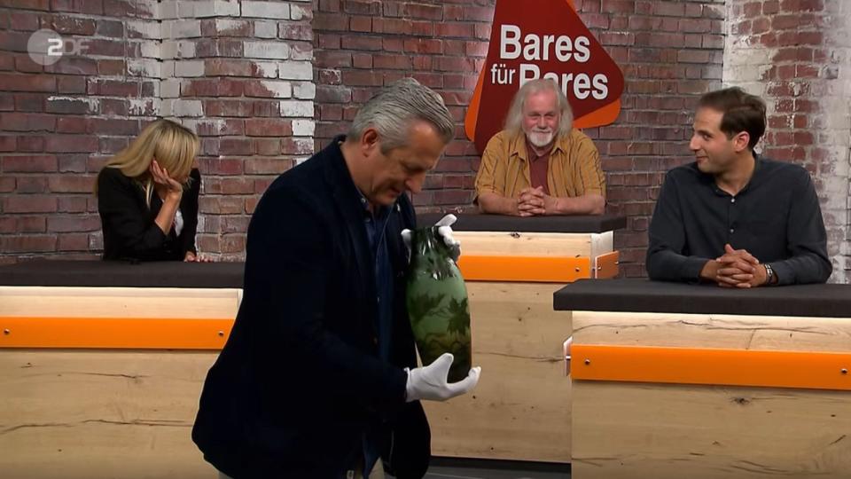 "Komm zu mir, sagt die Vase zu mir", lauschte Markus Wildhagen (zweiter von links) dem Ruf des Objekts, den seine Händlerkollegen offensichtlich ebenfalls vernahmen. (Bild: ZDF)