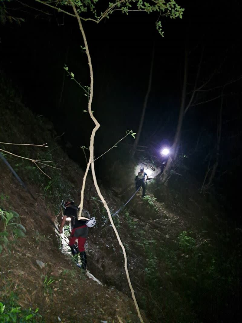 李姓山友被暴漲溪水沖走，左腳被石塊擊傷，忍痛徒步下山找到手機有訊號的地方報案。(圖／翻攝畫面)