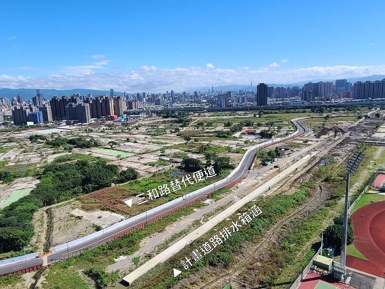 三和路替代便道於今年7月啟用，其右側為30米計畫道路路面下方正在施作的排水箱涵。   圖：新北市地政局提供