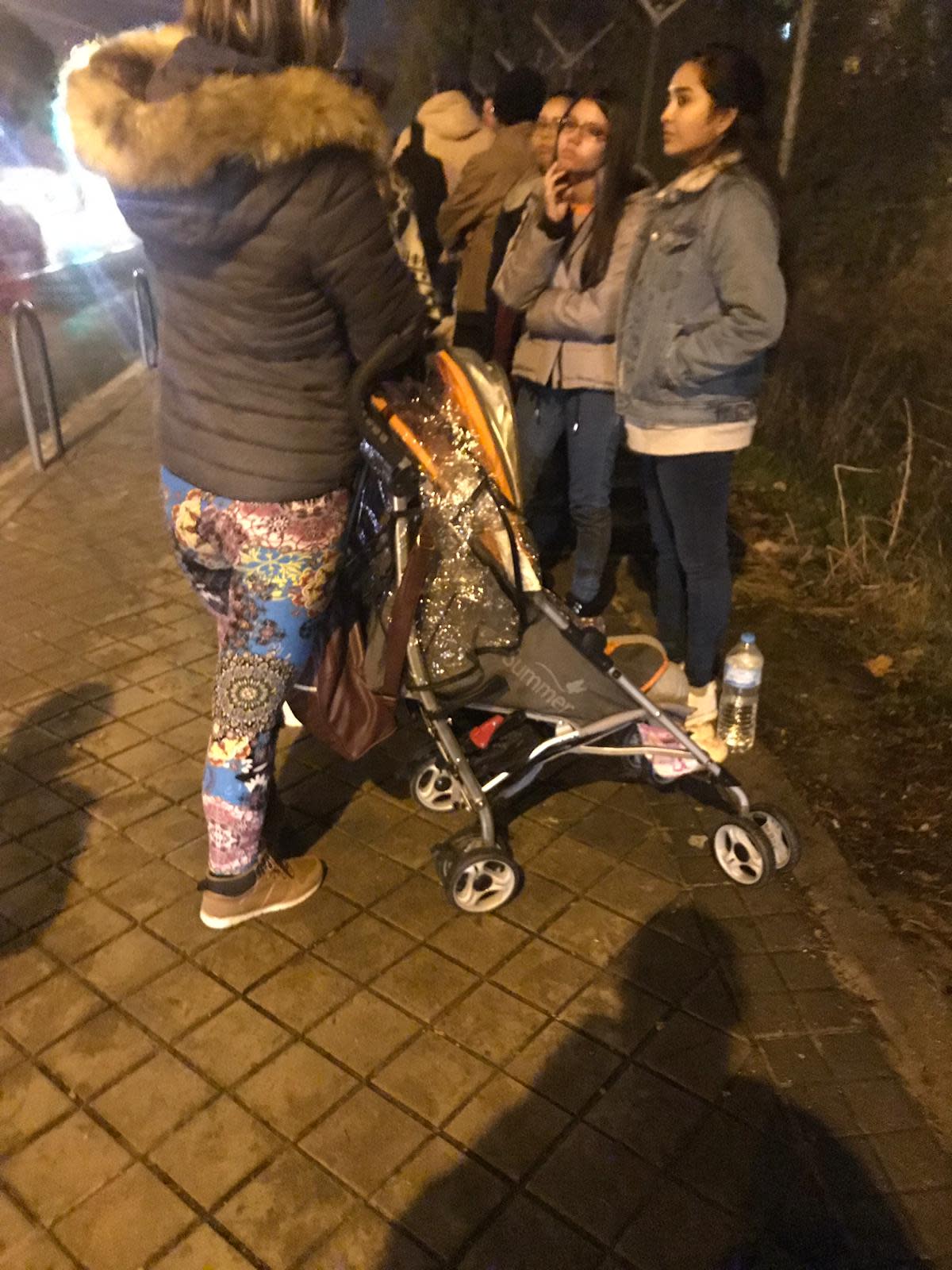 Mujeres con un bebé esperan en una cola nocturna el miércoles 14 de noviembre para iniciar su proceso de asilo en Aluche, Madrid. (Cortesía Danny Lozada)