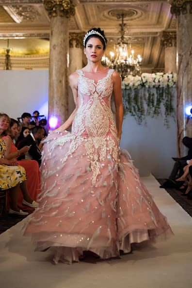 <p>Seguro que, si piensas derrochar elegancia en cada detalle de tu boda, tu vestido no será la excepción. En este caso, uno en corte princesa, con estampados brillantes como éste de Dimple & Amrin, será un sueño para ti. – <em>Foto: Matthias Nareyek/Getty Images for Tiffany’s Fashion Week </em> </p>