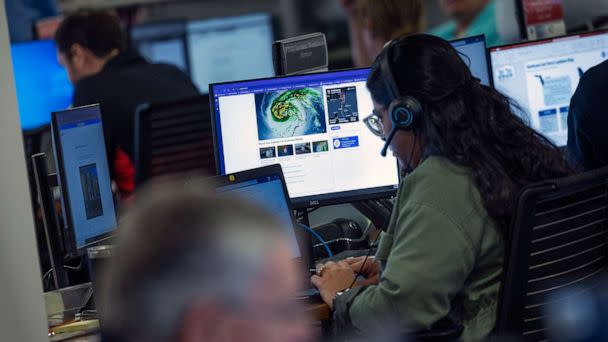 PHOTO: Technicians monitor Hurricane Ian inside the National Response Coordination Center at the Federal Emergency Management Agency (FEMA) headquarters, Sept. 28, 2022, in Washington, D.C., as Hurricane heads toward Florida's southwest coast.  (Kevin Dietsch/Getty Images)