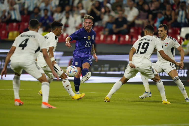 Alexis Mac Allister rodeado de jugadores de Emiratos Árabes, en el estadio Mohamed Bin Zayed de Abu Dhabi, en un partido amistoso, en la previa del mundial de Qatar 2022