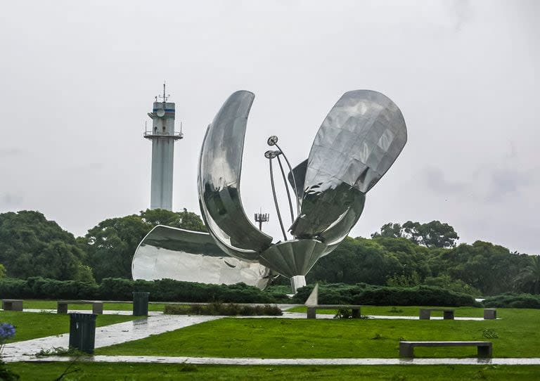 Destrozos en la Floralis Génerica