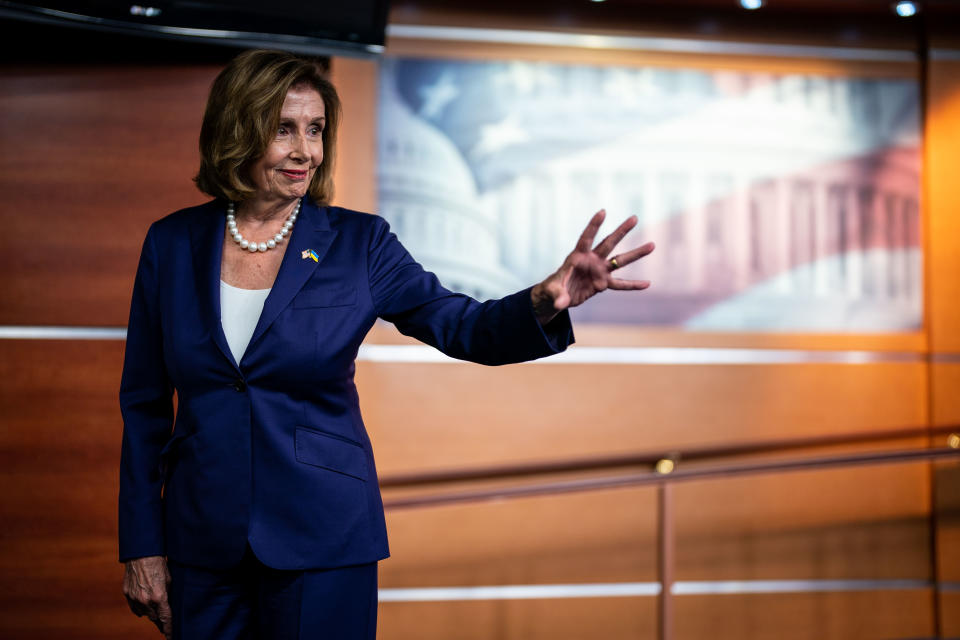 美國眾議院議長裴洛西（Nancy Pelosi）穿著海軍藍套裝。（圖片來源：Getty Editorial）