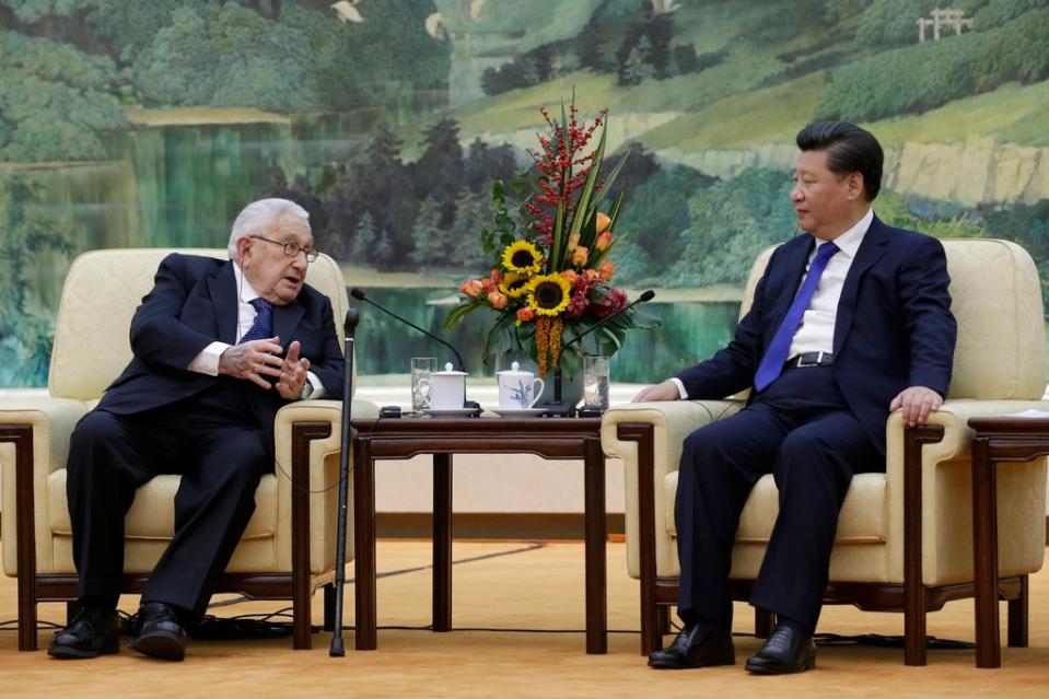 季辛吉曾訪問中國逾百次，圖為他2015年11月2日在北京與中國國家主席習近平（右）會晤。美聯社