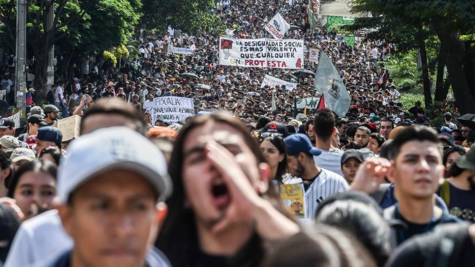 Además de sindicatos, a la marcha se sumaron otros colectivos, como estudiantes, en demanda de mayores fondos para la educación.