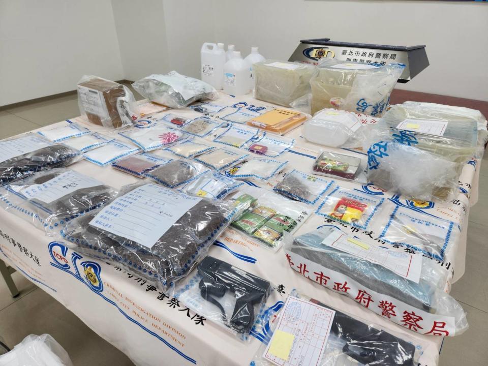 警方共查獲查獲製毒原料約2公斤，合成大麻120包、半成品916公克以及溶劑、乾燥器、加熱爐、包裝袋、封膜機等各項製毒器具。（記者徐煜勝翻攝）