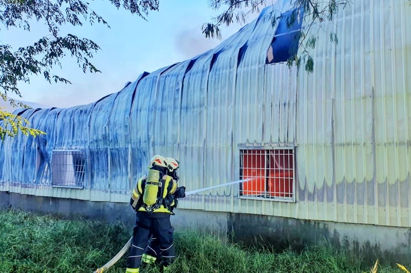 桃園蘆竹連棟倉庫清晨大火  消防前往灌救 桃園市蘆竹區一處倉庫24日清晨發生火警，消防隊員 抵達發現現場是連棟鐵皮結構建築物，立即布水線灌 救。 （桃園市政府消防局提供） 中央社記者吳睿騏桃園傳真  113年6月24日 