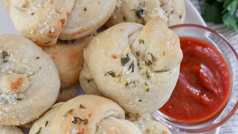 garlic knots with marinara sauce