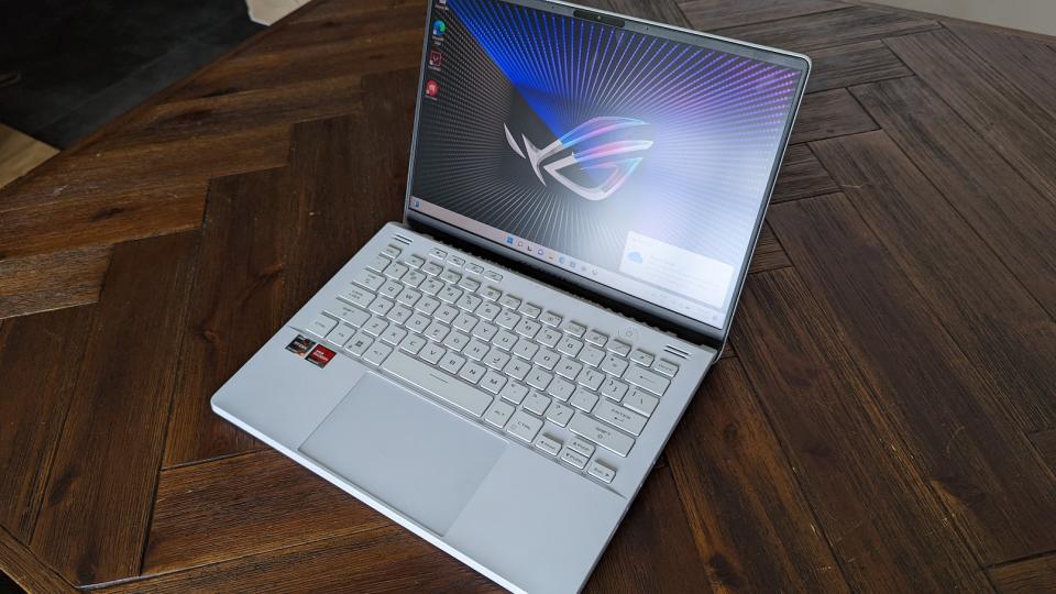 An Asus G14 with an AMD CPU white laptop on a wooden table.  (Photo: Yahoo Gaming SEA)