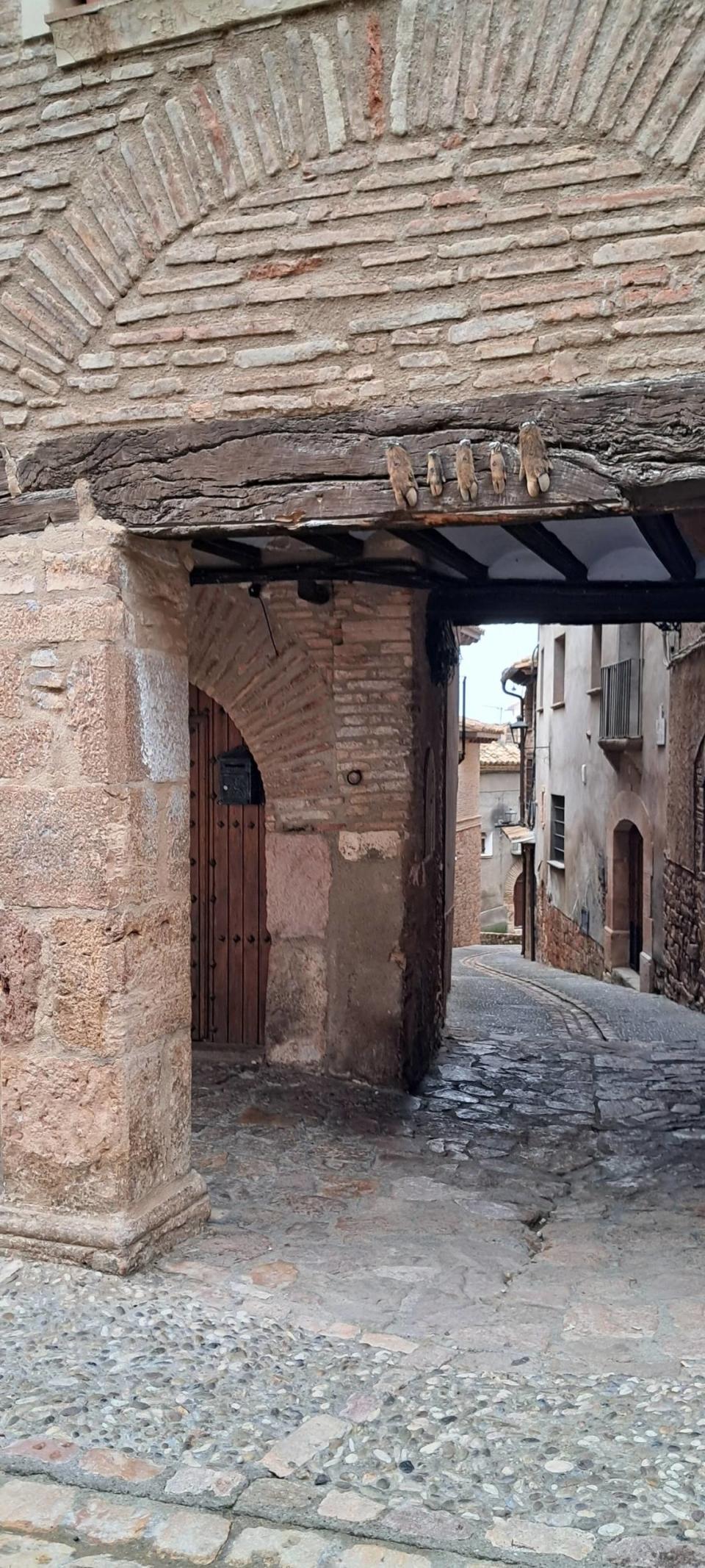 Soportales de Alquezar.