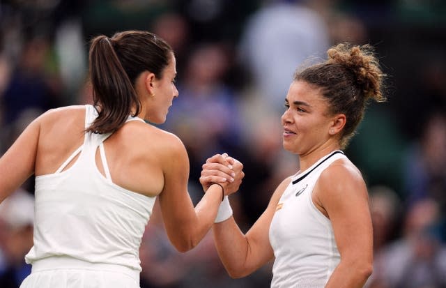 Jasmine Paolini and Emma Navarro shake hands