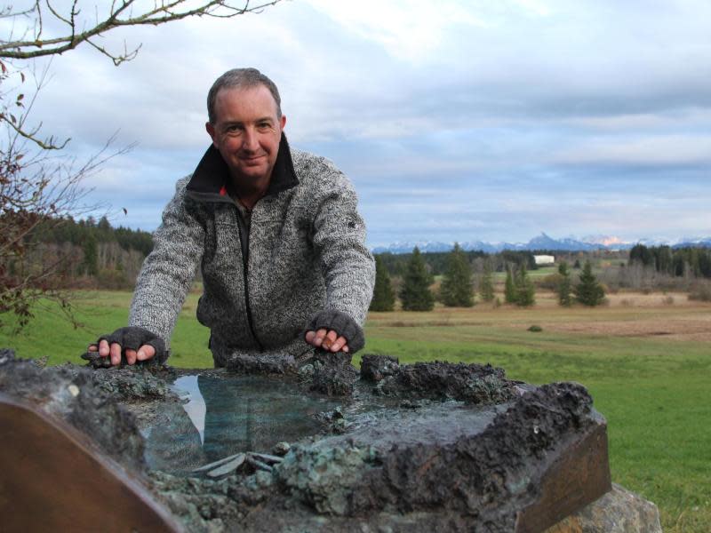 Bildhauer Robert Liebenstein steht hinter seinem Landschaftsmodell am Schwarzenberger Weiher. Dort können Sehbehinderte die Landschaft erfühlen. Foto: Verena Wolff