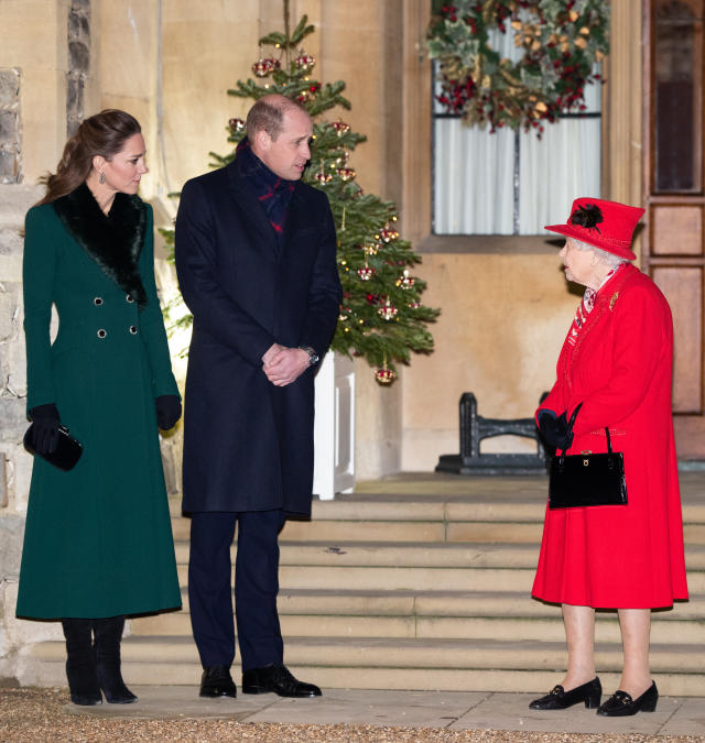  Catherine, Duchess of Cambridge, Prince William, Duke of Cambridge and Queen Elizabeth II wait to thank local volunteers and key workers for the work they are doing during the coronavirus pandemic and over Christmas in the quadrangle of Windsor Castle on December 8, 2020 in Windsor, England