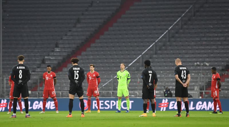 Los jugadores del Bayern Munich y del FC Salzburgo durante un minuto de silencio en memoria de Diego Armando Maradona, en el Allianz Arena, Múnich, Alemania