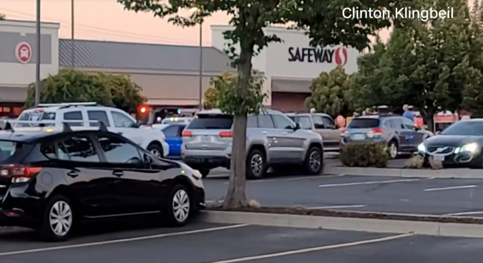 Un hombre armado entró en un Safeway en Bend, Oregon, y disparó y mató al menos a dos personas, dijo la policía (NBC News/videos screengrab)
