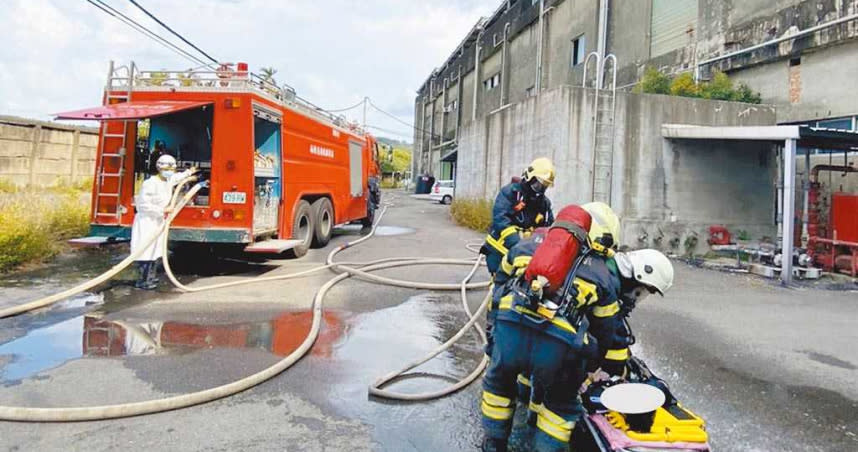 苗栗縣祥越興業公司昨日發生氨氣鋼瓶爆炸意外，消防趕赴現場灑水霧降低氨氣濃度，防止2次爆炸。（圖／翻攝畫面）