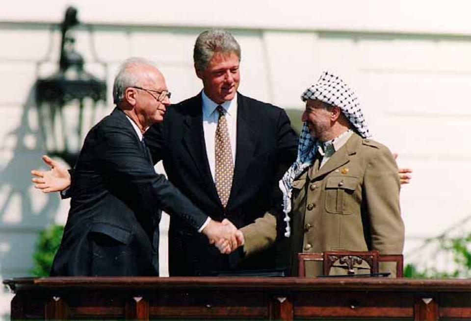 Isaac Rabin, Bill Clinton y Yasser Arafat durante los acuerdos de Oslo, 13 de septiembre de 1993. <a href="https://web.archive.org/web/20061123154643/http://www.access.gpo.gov/nara/pubpaps/1993portv2.html" rel="nofollow noopener" target="_blank" data-ylk="slk:Vince Musi / The White House;elm:context_link;itc:0;sec:content-canvas" class="link ">Vince Musi / The White House</a>