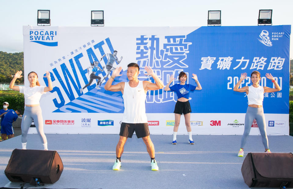 第四屆寶礦力路跑與Nike Training Club NTC跨界合作，路跑大使峮峮跟著NTC教練於舞台帶領參賽民眾跳暖身操。大會提供