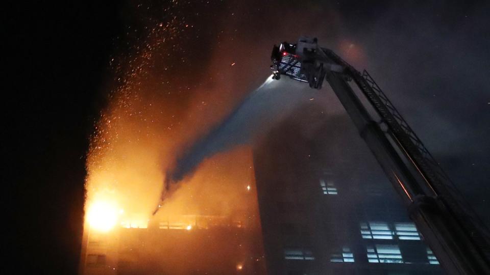 Feuerwehrleute versuchen, den Brand in einem Hochhaus zu löschen.