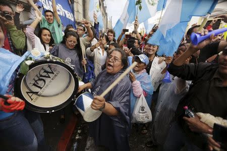 People react outside of the Guatemalan Congress building after the congress voted to strip President Otto Perez of immunity, in Guatemala City, September 1, 2015. REUTERS/Jorge Dan Lopez