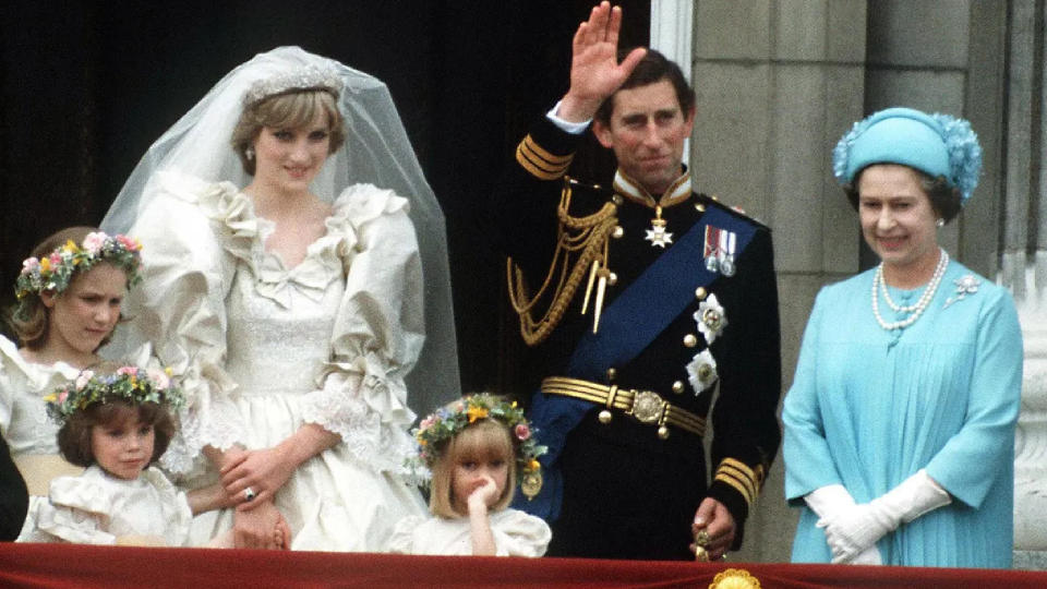 Elizabeth attends the wedding of Princes Charles and Princess Diana