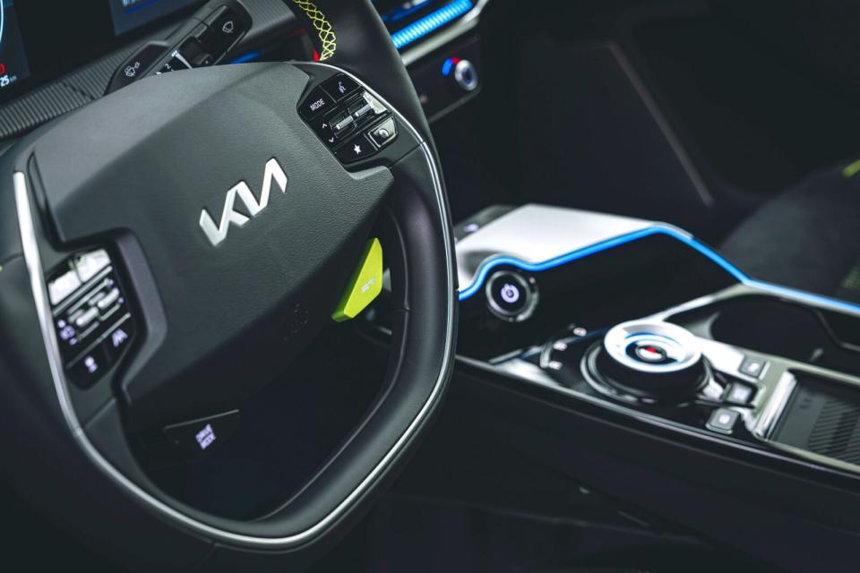 雙幅式平底方向盤的左側有Drive Mode按鍵，右下側則配置有GT車型專屬的霓虹綠GT模式按鍵，十足性能味展現。