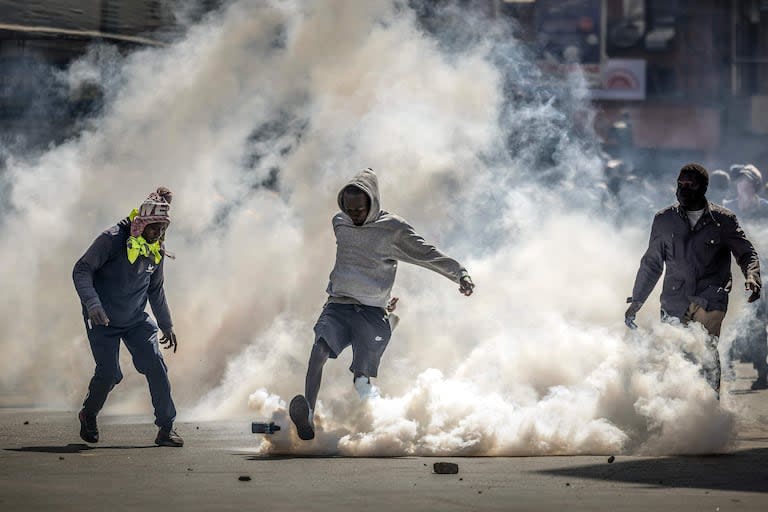 Un manifestante patea un bote de gas lacrimógeno mientras se manifiesta durante una huelga nacional para protestar contra los aumentos de impuestos y el Proyecto de Ley de Finanzas 2024 en el centro de Nairobi, el 25 de junio de 2024