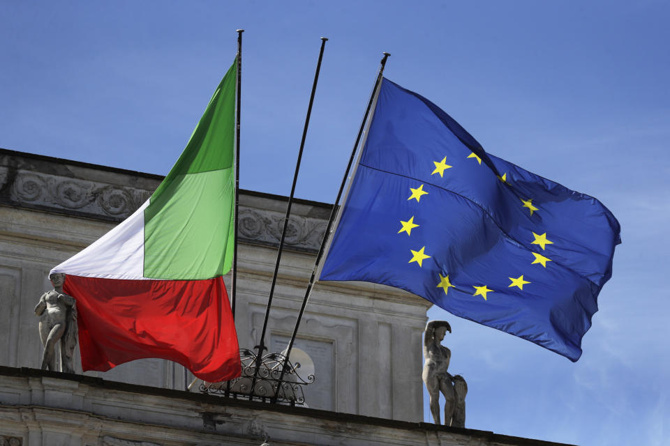 Las banderas italiana y de la UE ondean en la Villa Pamphili donde arriban el premier italiano Mario Draghi y la presidenta de la Comisión de la UE Ursula von Der Leyen a la Cumbre Global de la Salud en Roma, viernes 21 de mayo de 2021. (AP Foto/Gregorio Borgia)