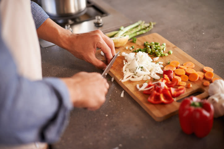 Cocinar en casa es clave para mantener una alimentación saludable. Foto: PeopleImages/Getty Images