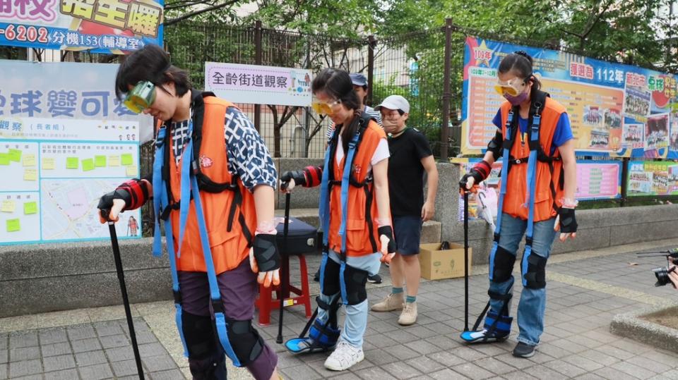 《圖說》「全齡街道觀察」是運用「老人彭祖體驗包」，讓現場民眾模擬年長者不同視角行走體驗。〈<a class="link " href="https://tw.news.yahoo.com/tag/工務局" data-i13n="sec:content-canvas;subsec:anchor_text;elm:context_link" data-ylk="slk:工務局;sec:content-canvas;subsec:anchor_text;elm:context_link;itc:0">工務局</a>提供〉