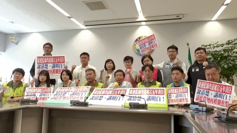 中捷藍線延宕  綠營：路線及站點更改才是原因 台中市捷運藍線規劃案延宕，市長盧秀燕16日說有人 卡中捷，民進黨台中市議會黨團召開記者會指出，是 盧秀燕上任後更改路線及站點，經費暴增才遲未獲核 定。 中央社記者郝雪卿攝  112年10月16日 