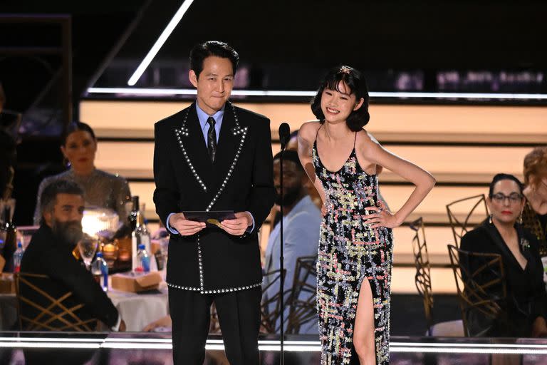 Lee Jung-jae y Jung Ho-yeon presentaron la categoría de mejor programa de variedades y luego el protagonista de El juego de calamar hizo historia al convertirse en el primer intérprete de habla de no inglesa en llevarse el premio al mejor actor dramático