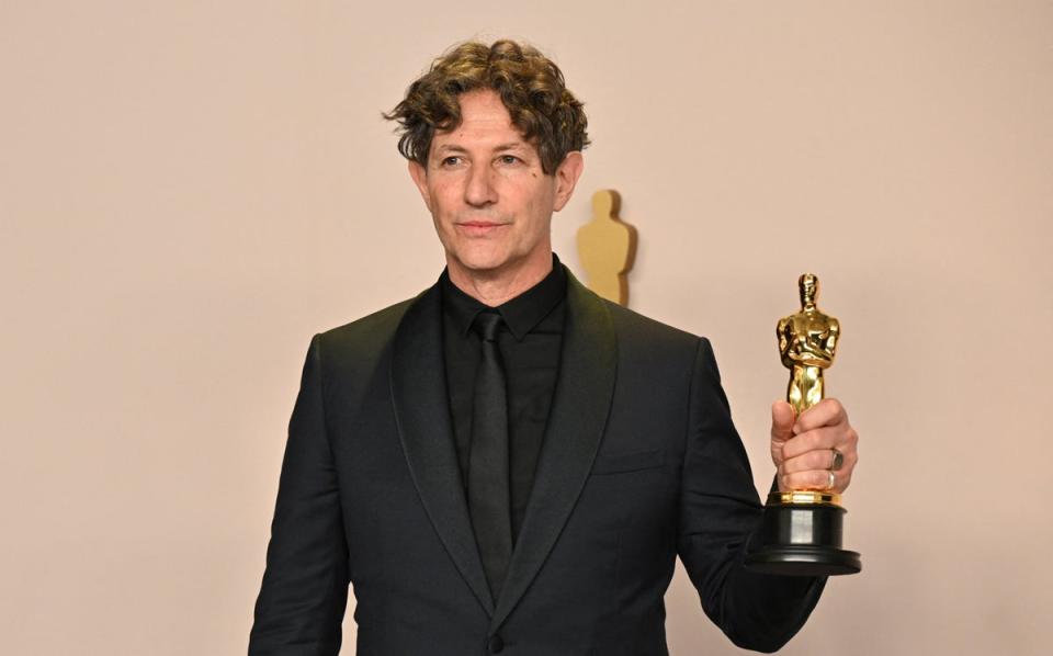 Jonathan Glazer sostiene su óscar a la mejor película internacional por Zona de interés (AFP a través de Getty Images)