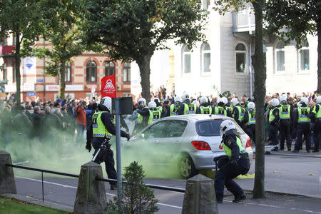 Police officers react to counter-demonstrators prior to the Nordic Resistance Movement's (NMR) march in central Gothenburg, Sweden September 30, 2017. Adam Ihse/TT News Agency/via REUTERS