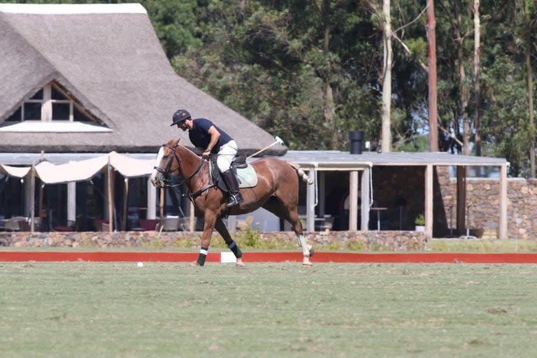 Además, para evidenciar que la pasión por el deporte es una cuestión de familia que en su caso se hereda de generación en generación, junto a Bautista, Beltrán y Benicio ha presenciado varios partidos en el Campo Argentino de Polo