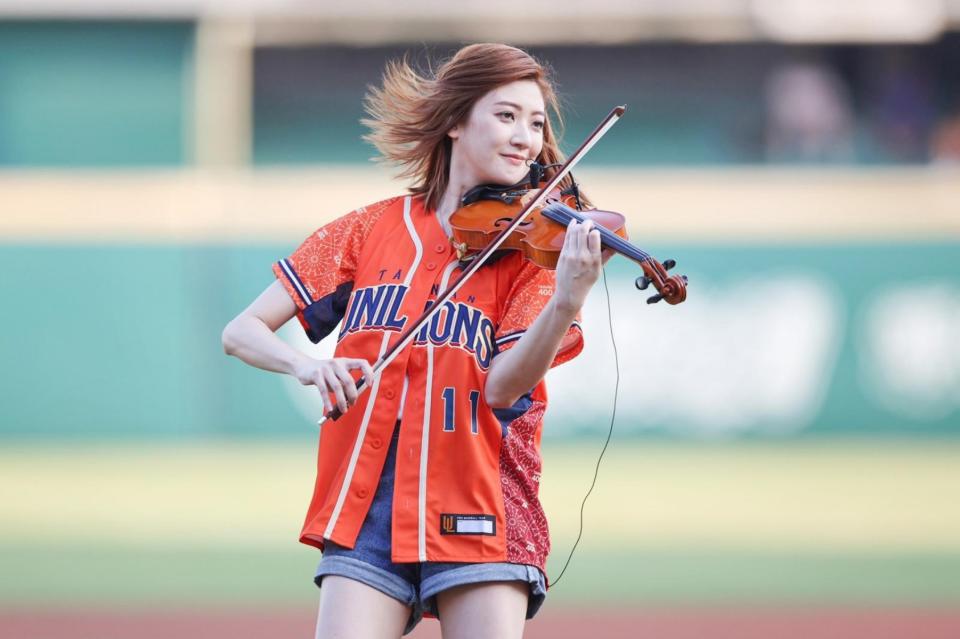 林逸欣在棒球場上拉小提琴。（圖／鑫羽工作室提供）