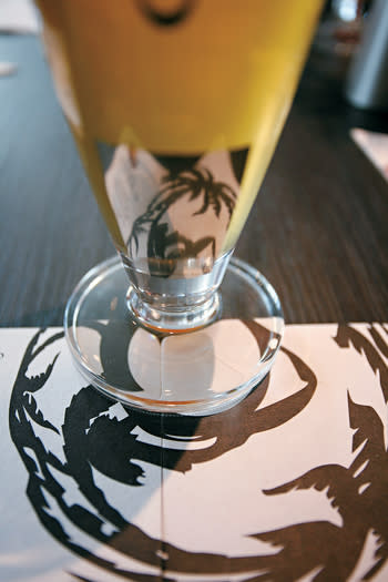 啤酒廠每年都會推出自家設計啤酒杯與杯墊。只要將兩個杯墊合併，再置於酒杯後方特製的弧度銀鏡面下，即能看出隱藏的無限風光。