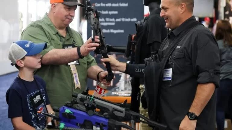 Aficionados a las armas recorren la convención de la NRA