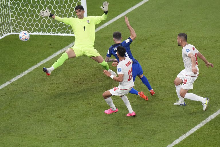 Christian Pulisic impactó la pelota al anotar el gol entre dos rivales y se estrelló ante el arquero iraní. 