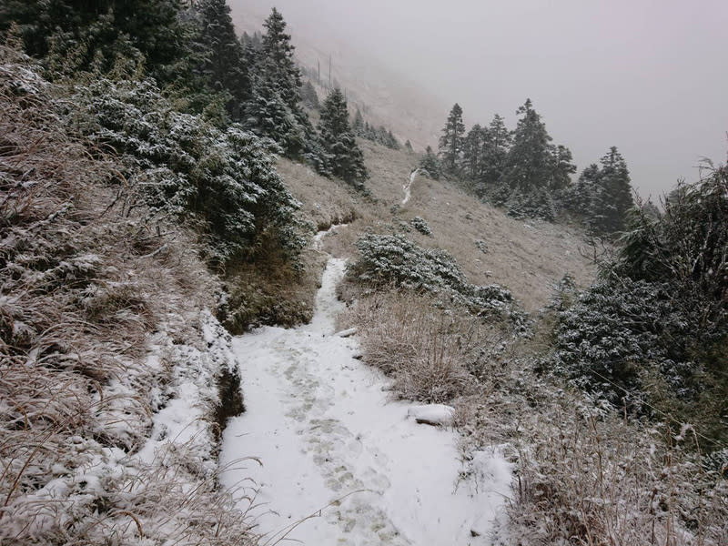 雪山圈谷降3月雪5公分高 雪管處：步道易濕滑注意安全。示意圖