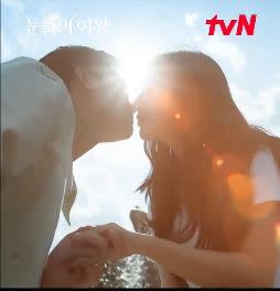 《淚之女王》劇組為了回饋劇迷們的支持，曬出了43秒的吻戲。（圖／翻攝自tvN dramaX）