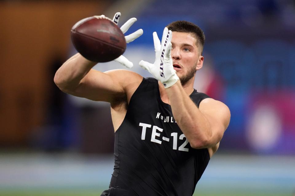Kansas State tight end Ben Sinnott (TE-12) catches a pass during the 2024 NFL Combine at Lucas Oil Stadium in Indianapolis.