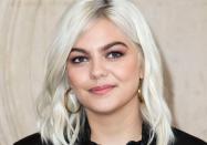 Joyeux anniversaire Louane ! C’est dans la petite lucarne que le public français découvrait son visage enfantin aux boucles d’or et sa voix puissante. La chanteuse fête aujourd'hui ses 23 ans.Depuis « The Voice » en 2013, Louane a évolué au fil de ses albums, passant ainsi d’adolescente à femme.Un changement que l’on relève à travers ses beautylooks et notamment ses coiffures. Si la chanteuse s’est très peu éloignée de sa couleur naturellement blonde, elle profite de ses passages sur scène et de ses clips pour styliser ses longueurs et arborer de nouvelles mises en plis. Son style, toujours empreint de fraîcheur, est aussi ponctué de romantisme et de décontraction. Louane ne tombe jamais dans le style guindé, préférant laisser ses cheveux se déployer tout en légèreté. Ainsi, elle cède volontiers aux boucles, aux chignons flous et fait renaître la tresse de notre enfance dans un style poétique. Il y a quelques temps, elle créait l’effervescence en troquant ses longueurs pour un carré wavy et court, tout en laissant apparaître des racines foncées. Un style en adéquation avec la jeune femme rock qu’elle devient. De « The Voice » en passant par la remise de son César et des NRJ Musics Awards, retour en images sur les coiffures de Louane.