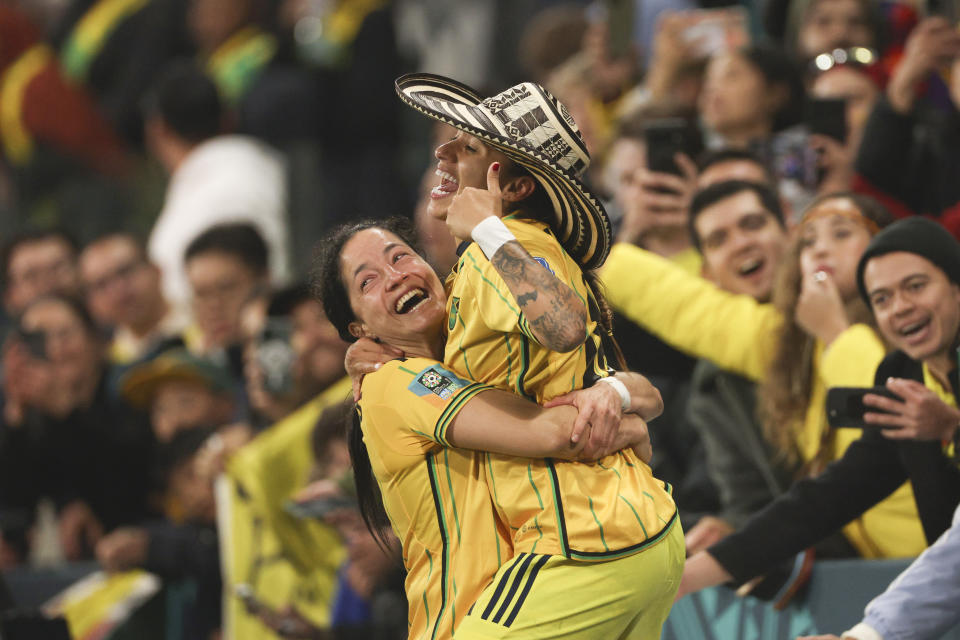 Las colombianas Diana Ospina (izquierda) y Carolina Arias celebran la victoria 1-0 ante Jamaica para avanzar a los cuartos de final del Mundial femenino, el martes 8 de agosto de 2023, en Melbourne, Australia. (AP Foto/Hamish Blair)
