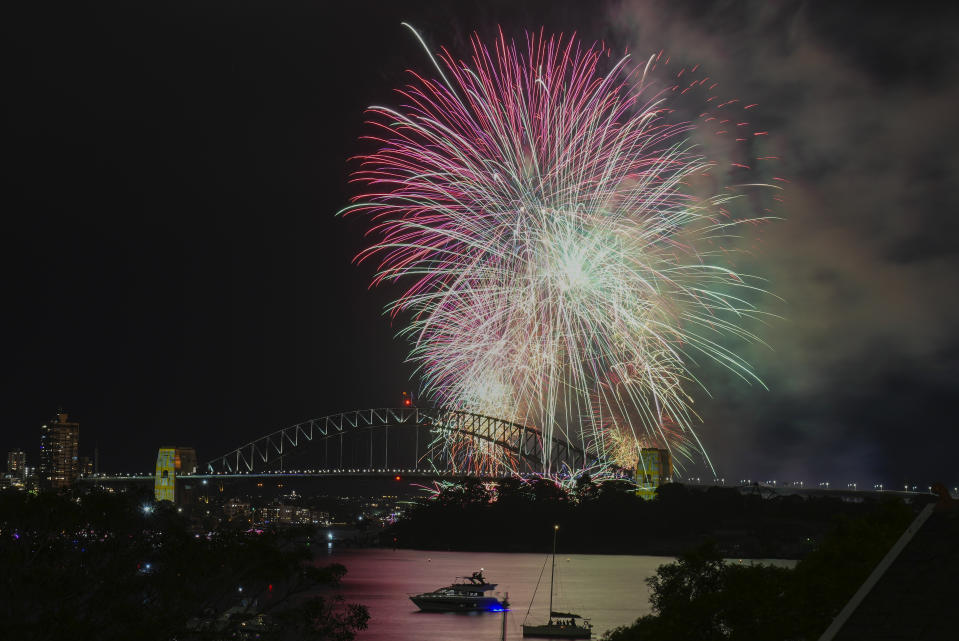 Fuegos artificiales explotan sobre el puente de la bahía de Sydney al inicio de las celebraciones por el Año Nuevo, el 31 de diciembre 2023, en Sydney, Australia. (AP Foto/Mark Baker)