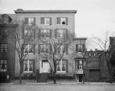 <p>La casa original se construyó en 1824 como la vivienda particular de Joseh Lovell, aunque poco después la compró Francis Blair, un editor de periódicos y gran amigo del Presidente Andrew Jackson. En la imagen, la Blair House a finales de la década de 1910. (Foto: Wikimedia Commons). </p>