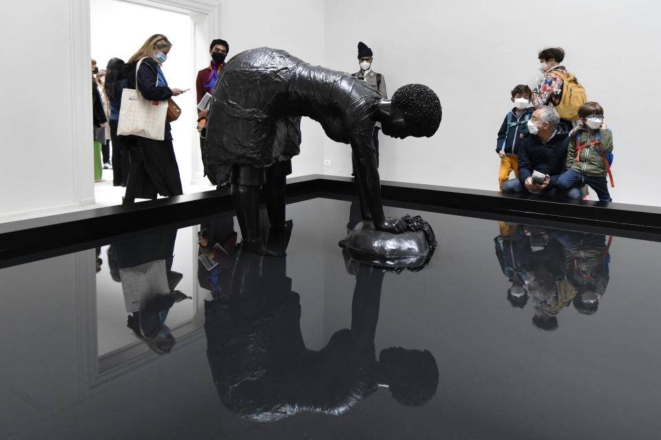 Visitantes admiran la escultura de bronce "Last Garment" de Simone Leigh, durante la develación del Pabellón de Estados Unidos en la 59a Bienal de Arte de Venecia, Italia, el jueves 21 de abril de 2022. Leigh es la primera mujer negra que encabeza el pabellón de su país. (Foto AP/Luigi Costantini)