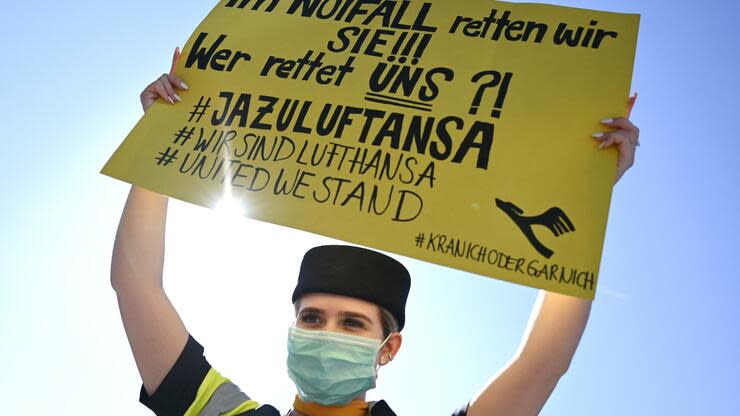 Eine Lufthansa-Flugbegleiterin während einer Demonstration vor der Lufthansa-Zentrale am Frankfurter Flughafen. Foto: dpa